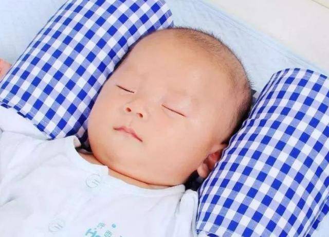 两个月宝宝能睡枕头吗,两个月宝宝能睡枕头吗？关于婴儿睡眠安全的探讨